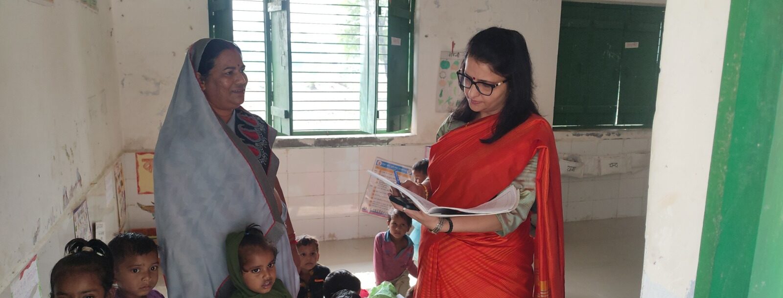 विद्यालय, आंगनबाड़ी व पंचायत भवन का डीएम ने किया औचक निरीक्षण