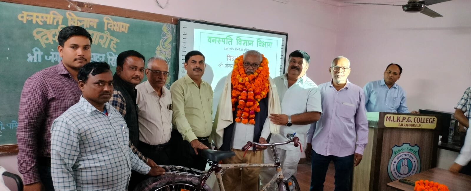 अवकाश प्राप्त कर्मचारी को दी गई भावनात्मक विदाई