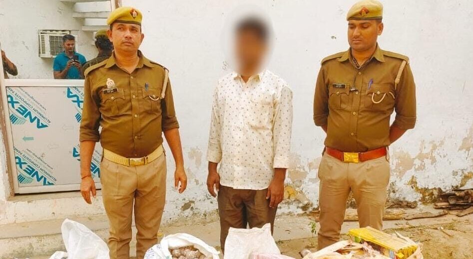 अवैध सुतली बम रखने का अभियुक्त गिरफ्तार