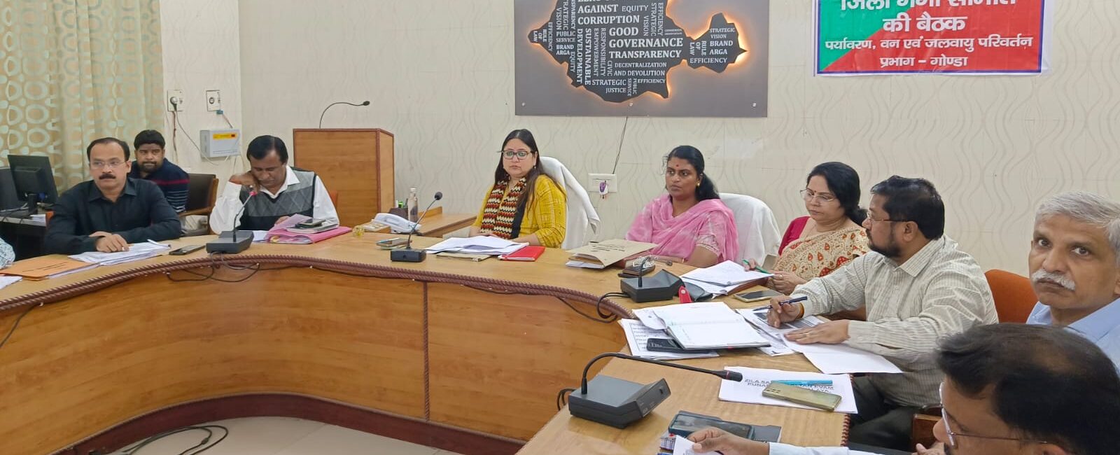 सीएम डैशबोर्ड पर चल रही योजनाओं की डीएम ने की समीक्षा