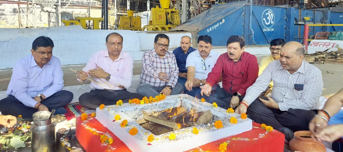 चीनी मिल में पेराई सत्र शुरू होने से पूर्व अखंड पाठ का हुआ आयोजन