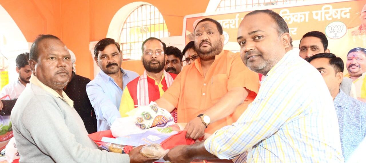 नगरपालिका कर्मचारियों एंव सफाई कर्मियों को मिला दीपावली उपहार