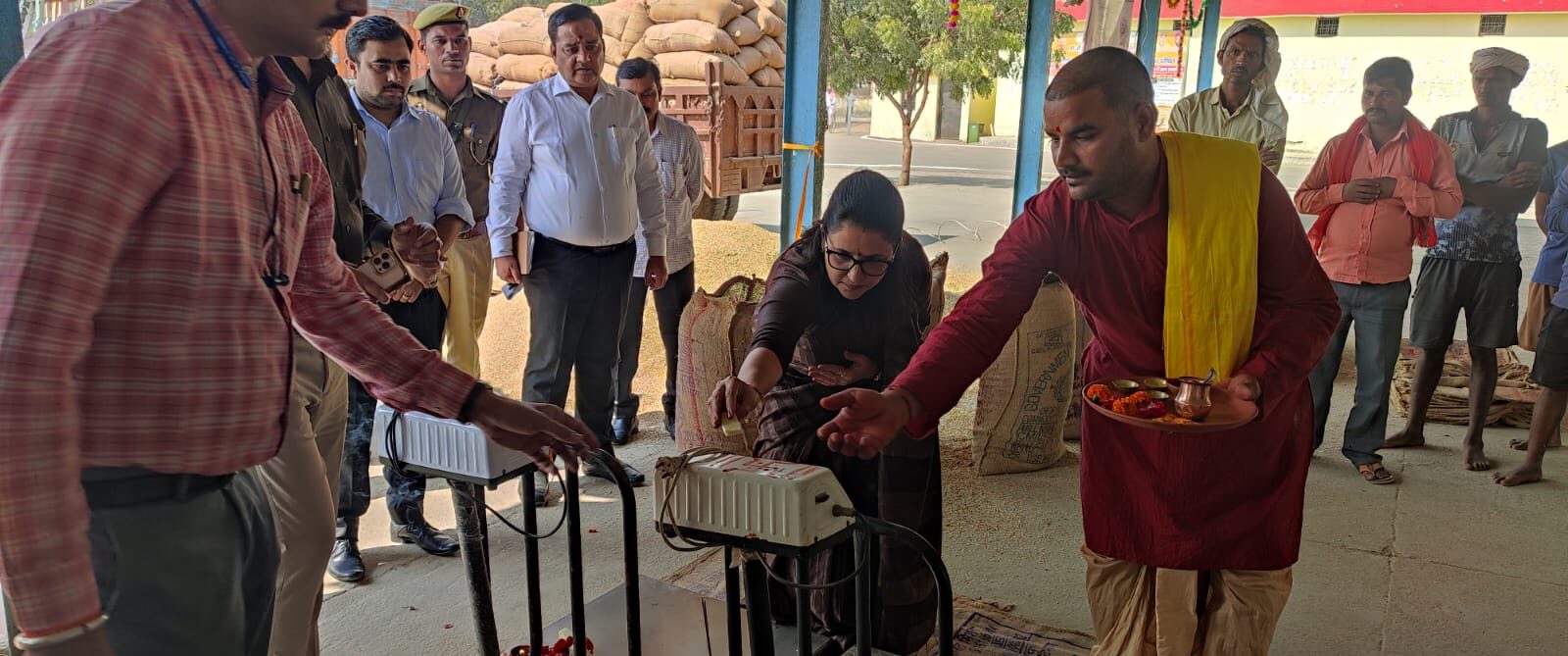 मण्डी परिसर स्थित धान क्रय केन्द्र का डीएम ने किया निरीक्षण