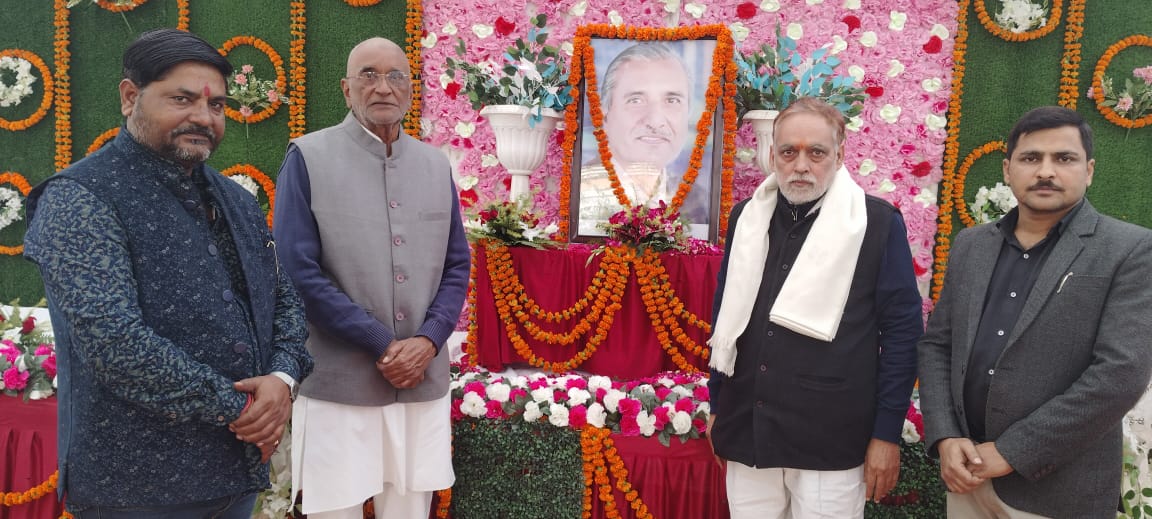 गंगवल राजा के त्रयोदशी संस्कार में श्रद्धासुमन अर्पित करने पहुंचे अपना दल के प्रदेश अध्यक्ष