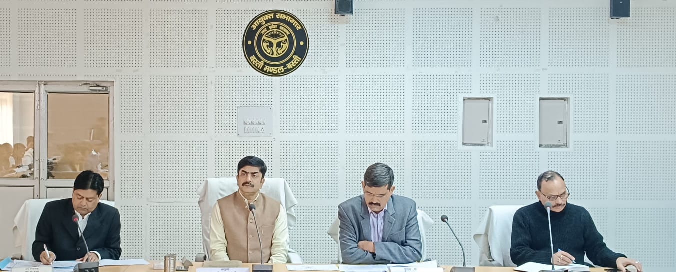 परियोजनाओं की धीमी प्रगति पर मण्डलायुक्त तथा आईजी ने असंतोष व्यक्त किया