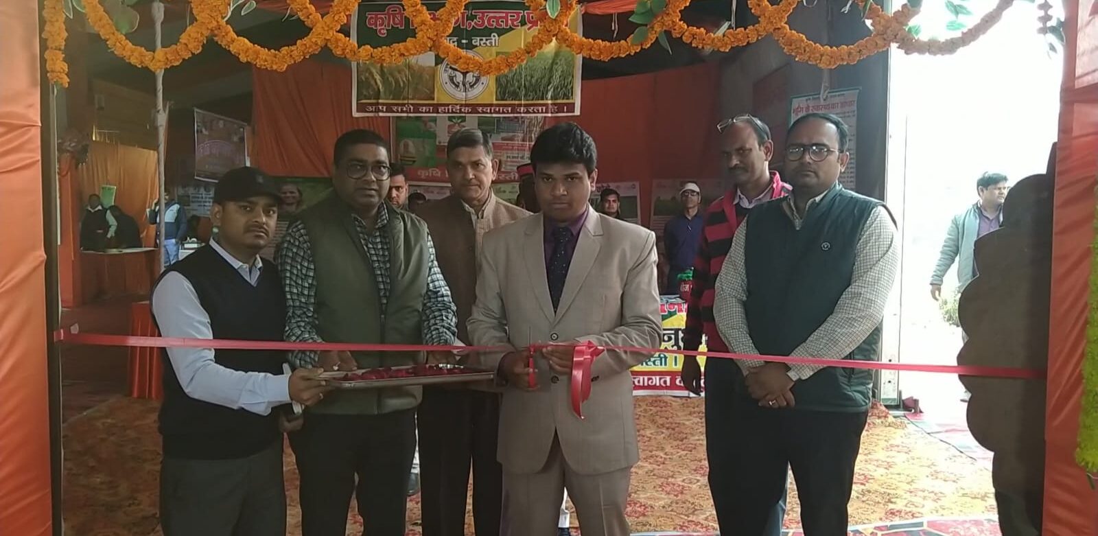 जिलाधिकारी ने फीता काटकर किया उद्घाटन