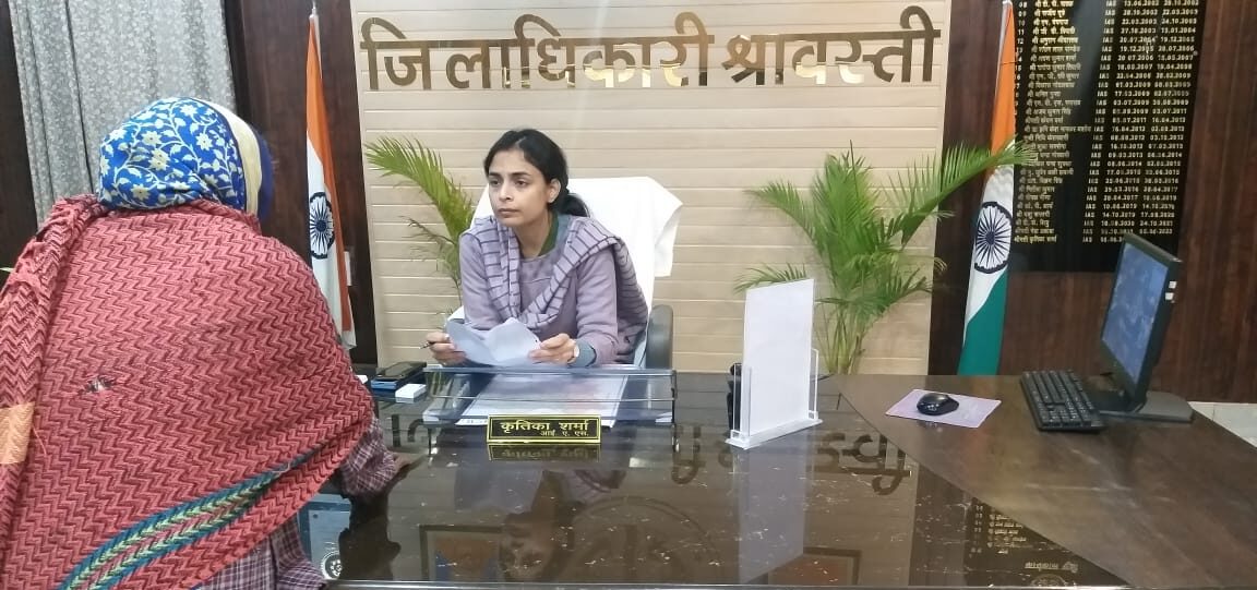 जिलाधिकारी ने जनता दर्शन के दौरान सुनी जनसमस्याएं