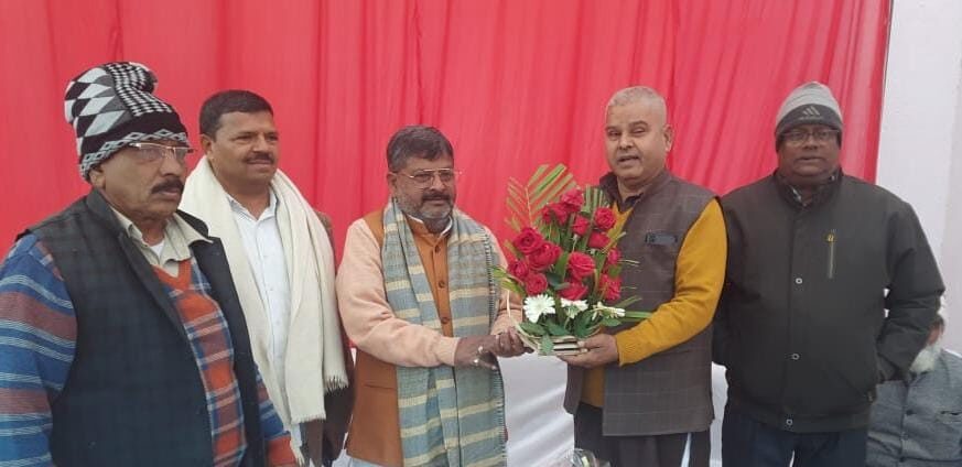 दो दर्जन से अधिक लोगों ने किया रक्तदान, दिया गया प्रमाण पत्र