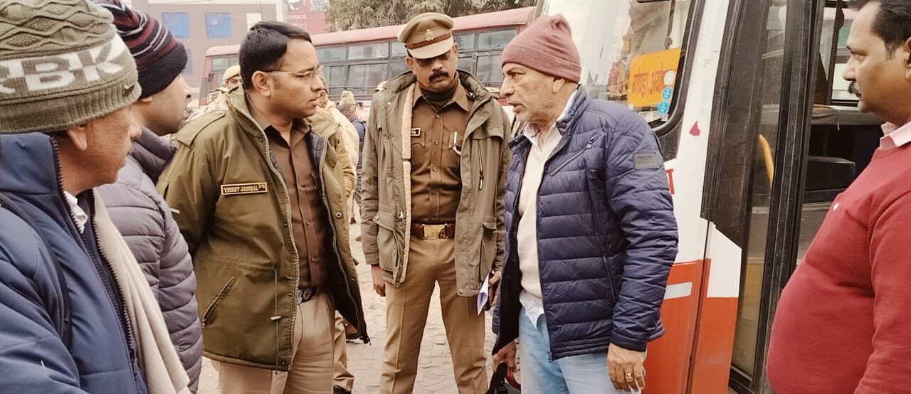 अयोध्या धाम में प्राण प्रतिष्ठा कार्यक्रम एवं प्रधानमंत्री के आगमन पर एसपी द्वारा थाना को0 नगर पुलिस बल, डॉग स्क्वायड व स्थानीय अभिसूचना इकाई के साथ नगर क्षेत्र में भ्रमण कर सुरक्षा व्यवस्था का लिया गया जायजा