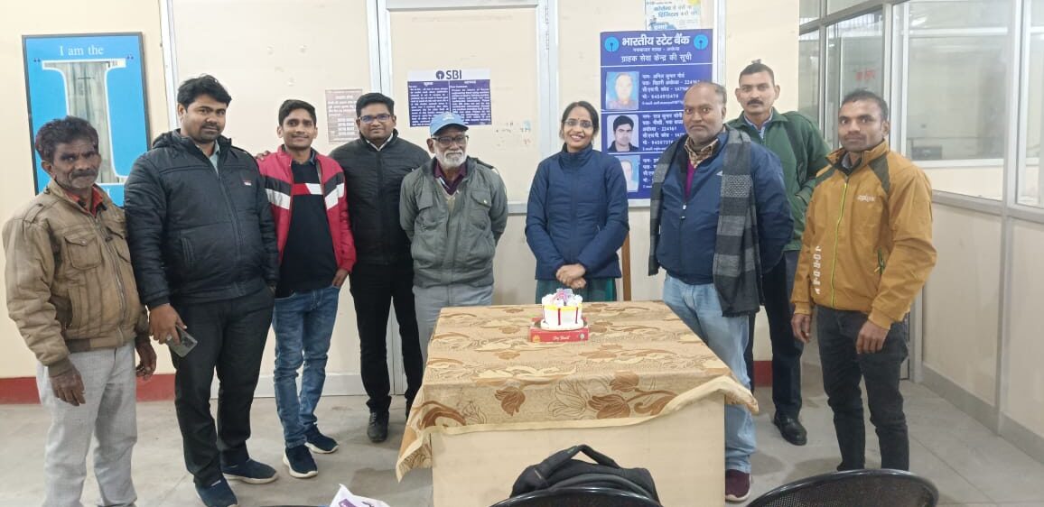 स्टेट बैंक आफ इंडिया शाखा मया बाजार में केक काटकर मनाया गया नववर्ष