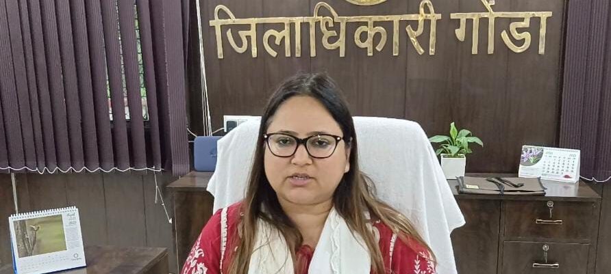 सीएम डैशबोर्ड पर चल रही योजनाओं की डीएम ने की समीक्षा