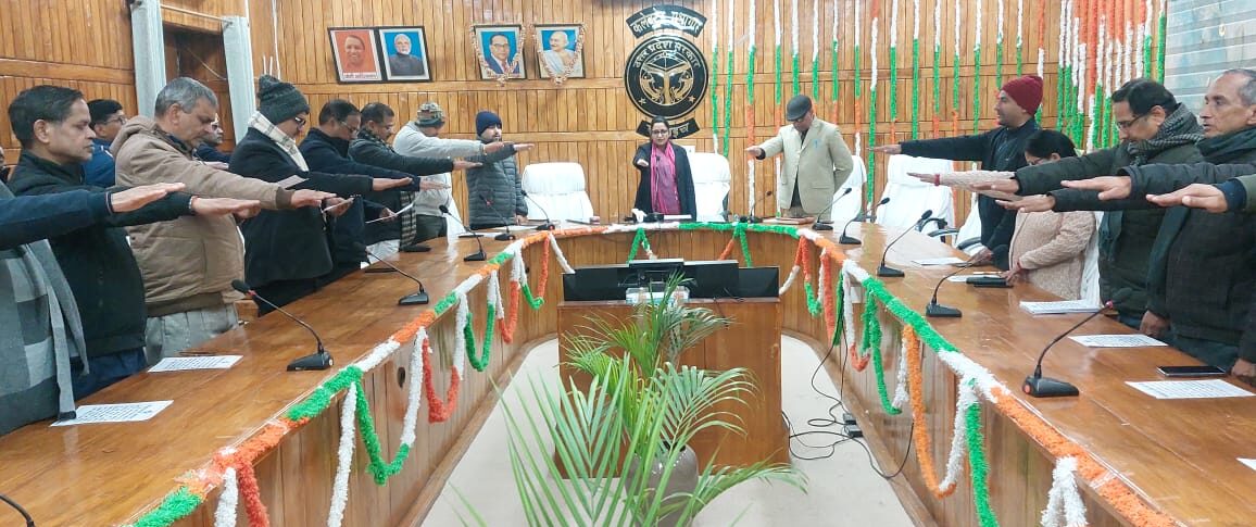 डीएम मोनिका रानी ने दिलायी मतदाता शपथ