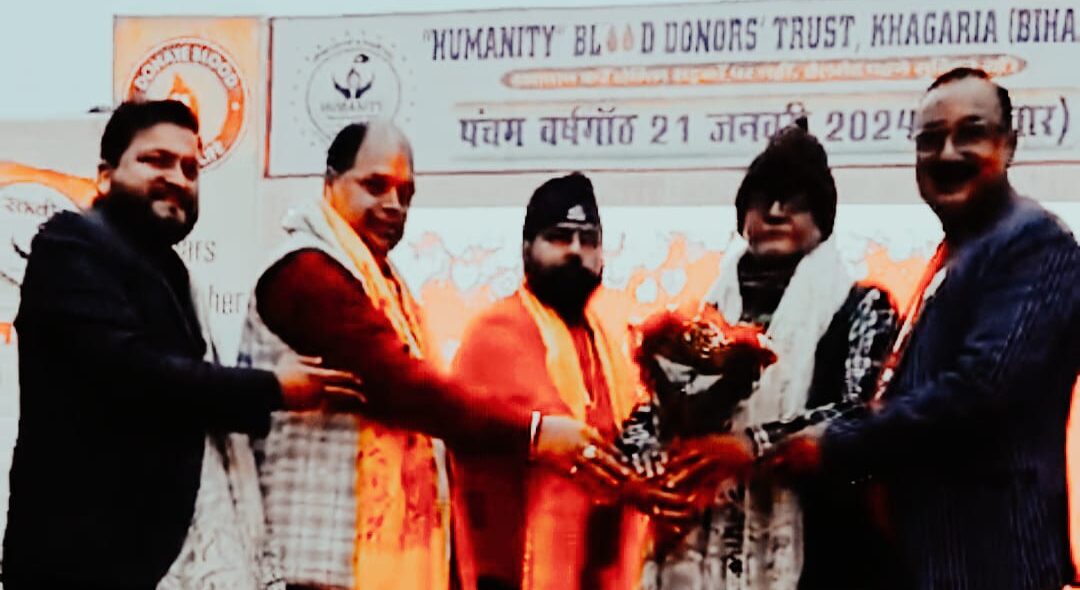 श्री छोटी पटन देवी माता मन्दिर, पटना के बाबा विवेक ने वरिष्ठ पत्रकार सह समाज सेवी डॉ अरविन्द वर्मा को किया सम्मानित