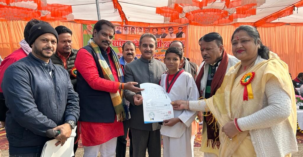 ताइक्वांडो खिलाड़ियों को सांसद व विधायक ने प्रमाण पत्र देकर किया सम्मानित