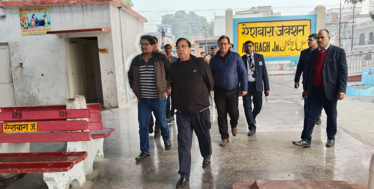 रेल अफसरों ने विकास कार्यों का लिया जाएगा