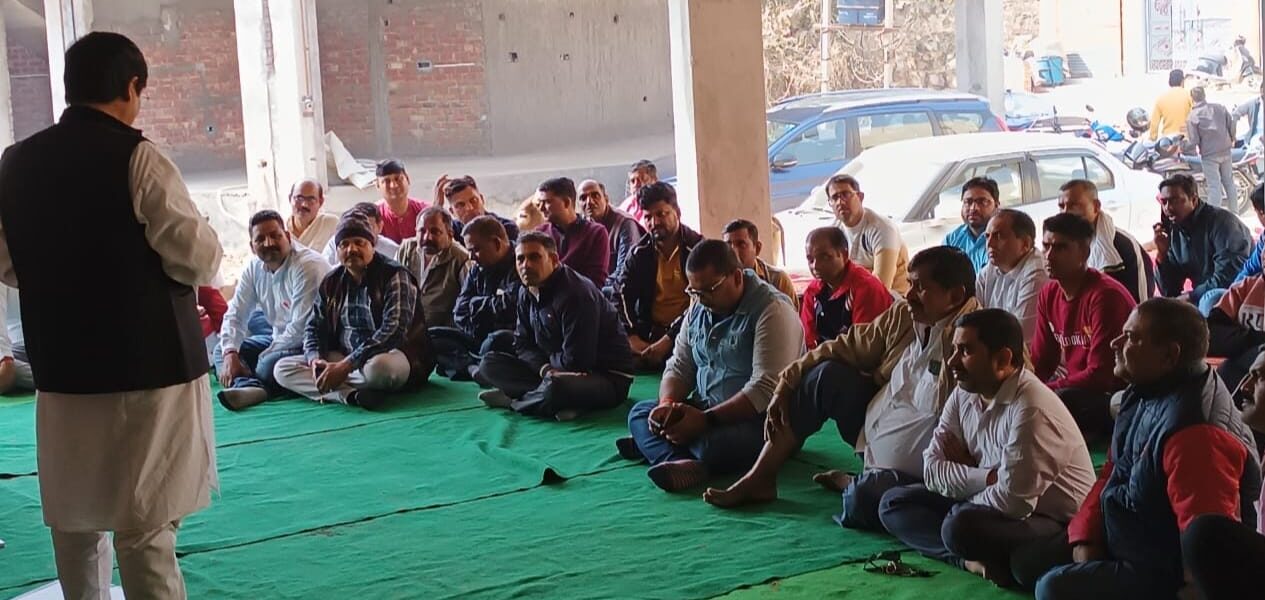 नवनिर्मित पूर्वांचल भवन में होली मिलन समारोह को लेकर बैठक