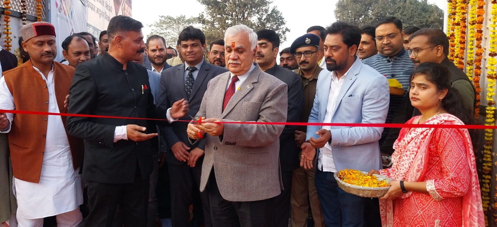 मुख्य सचिव ने सिद्धि फर्नीचर उद्योग का फीता काटकर किया उद्घाटन