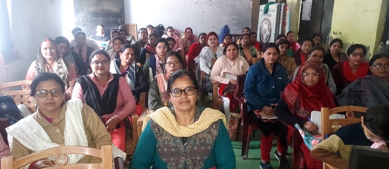 बुनियादी शिक्षा और संख्यात्मक ज्ञान ग्रहण कर रहें हैं गुरु जी
