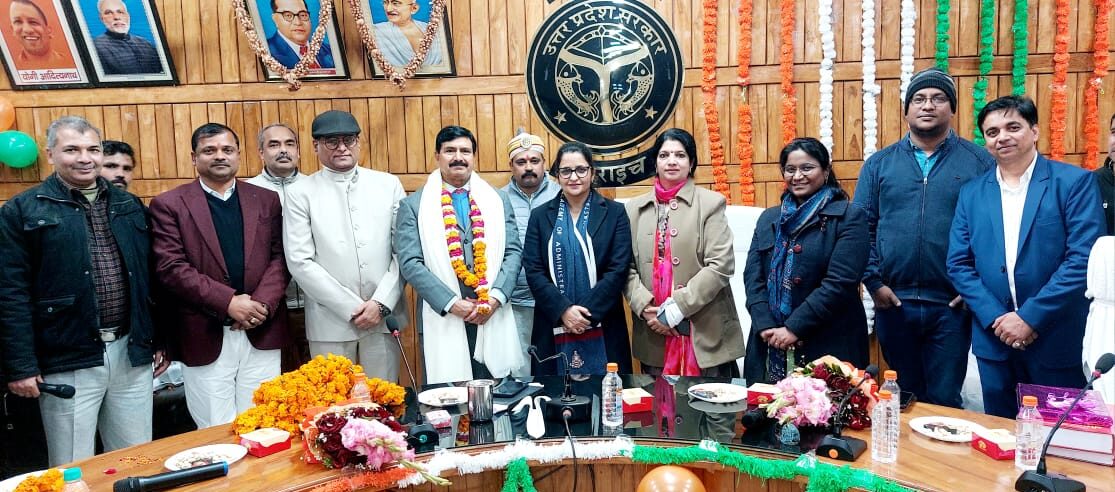 सेवानिवृत्त सीआरओ व सीएमओ को दी गयी विदाई