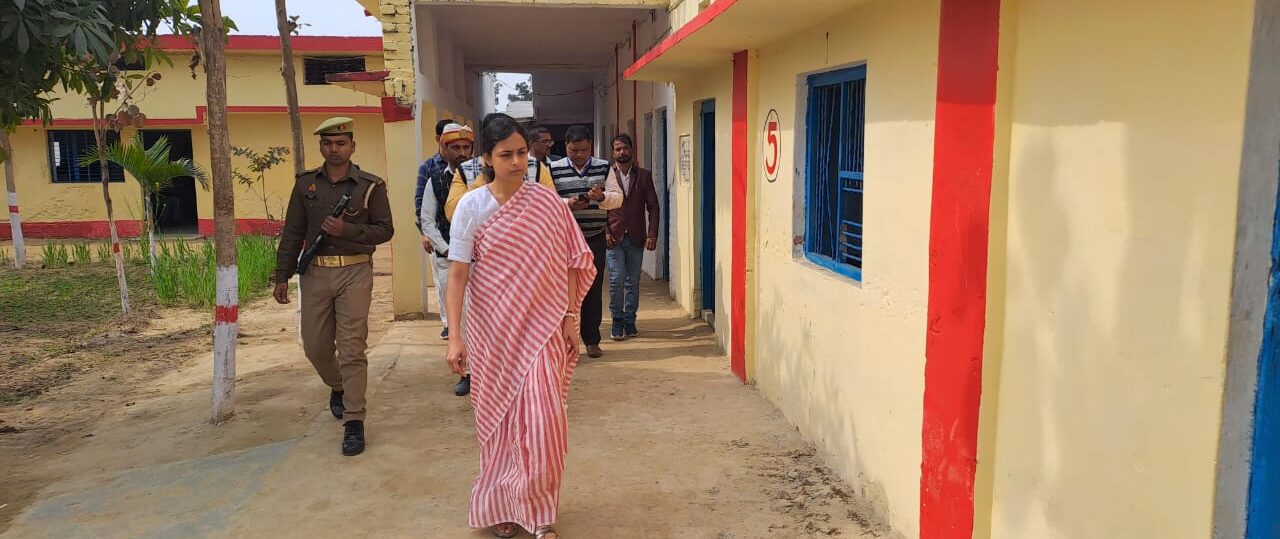 जिलाधिकारी ने परीक्षा केन्द्रों का औचक निरीक्षण कर चल रही बोर्ड परीक्षाओं का लिया जायजा