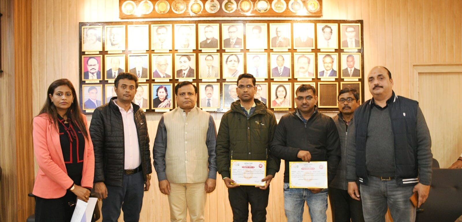 डीआरएम ने दो रेल कर्मियों को किया सम्मानित