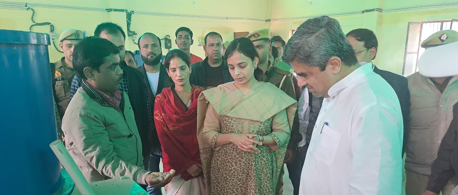 सदस्य विधान परिषद, जिलाधिकारी एवं मुख्य विकास अधिकारी ने चहलवा में नवनिर्मित एकीकृत ठोस अपशिष्ट प्रबन्धन केन्द्र का किया शुभारम्भ