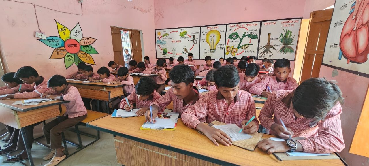 परिषदीय स्कूलों में शुरू हुई वार्षिक परीक्षाएँ
