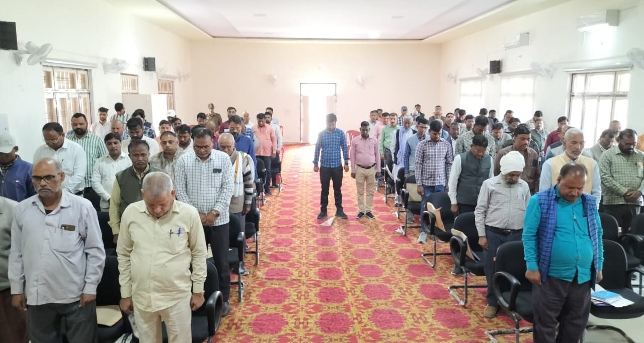 अपर जिलाधिकारी, नायब तहसीलदार कानूनगो व लेखपाल ने दी श्रद्धांजलि