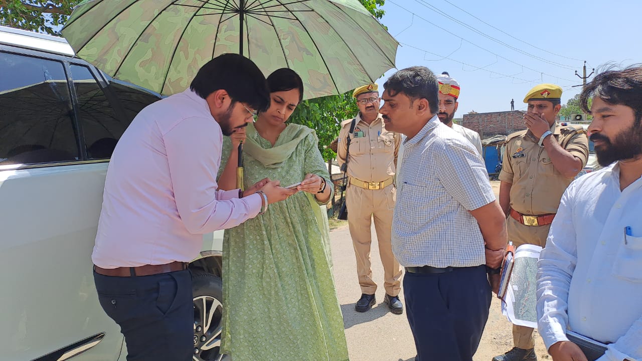 डीएम ने इंडो-नेपाल योजनान्तर्गत निर्मित ककरदरी तुरसमा भरथा गुज्जरगौरी मार्ग का किया निरीक्षण