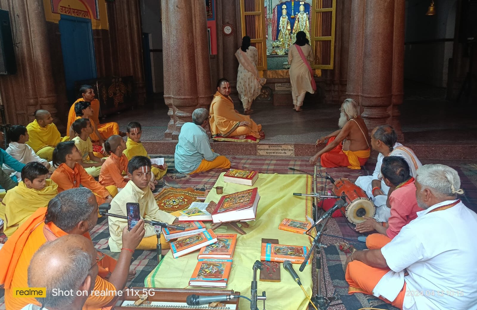 श्री धराचार्य जी महाराज के नेतृव में हो रहा धार्मिक अनुष्ठान
