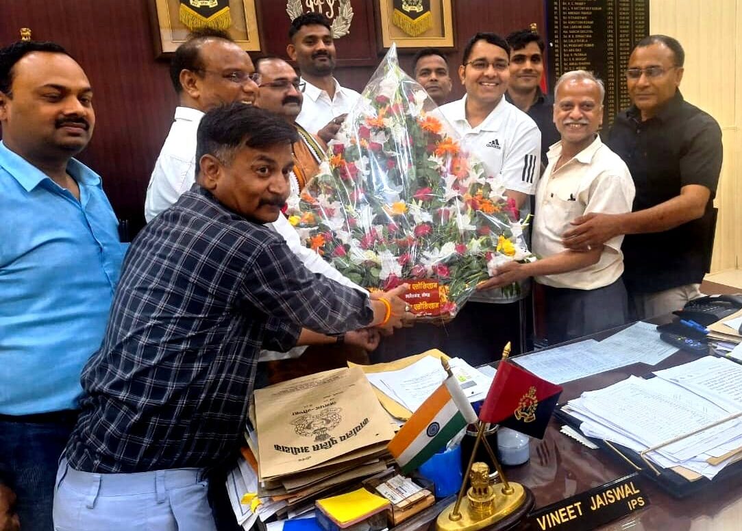 सर्राफा एसोसिएशन कर्नलगंज ने एसपी को बुके भेंटकर धन्यवाद ज्ञापित किया