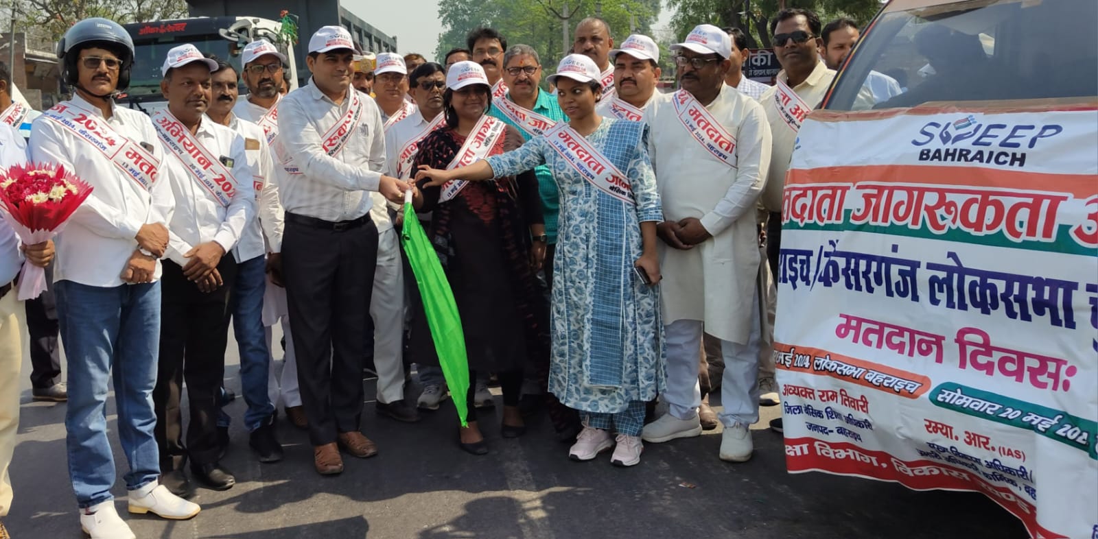 बाइक, स्कूटी रैली निकाल शिक्षकों ने दिया मतदान का संदेश