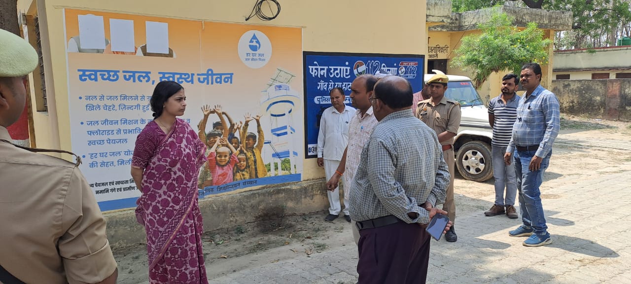 जिलाधिकारी ने ब्लॉक मुख्यालय सिरसिया का किया औचक निरीक्षण