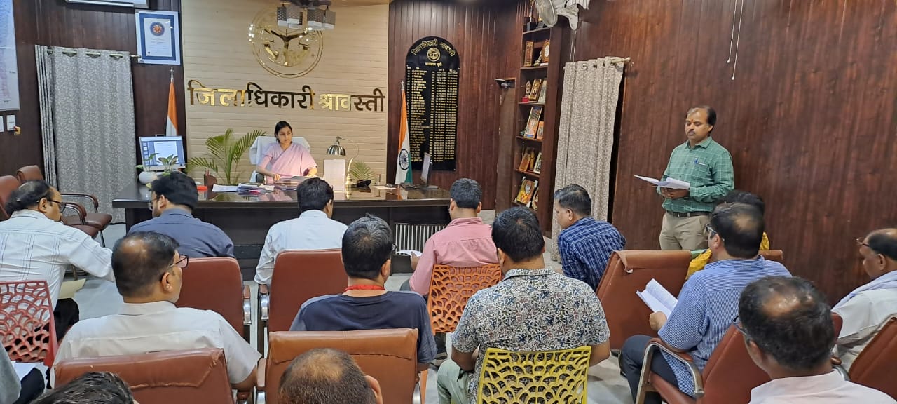 जिला निर्वाचन अधिकारी की अध्यक्षता में 85 वर्ष से अधिक आयु के निर्वाचक एवं शारीरिक निःशक्तता श्रेणी के मतदाताओं के घर जाकर मतदान कार्य हेतु गठित समिति का प्रशिक्षण सम्पन्न