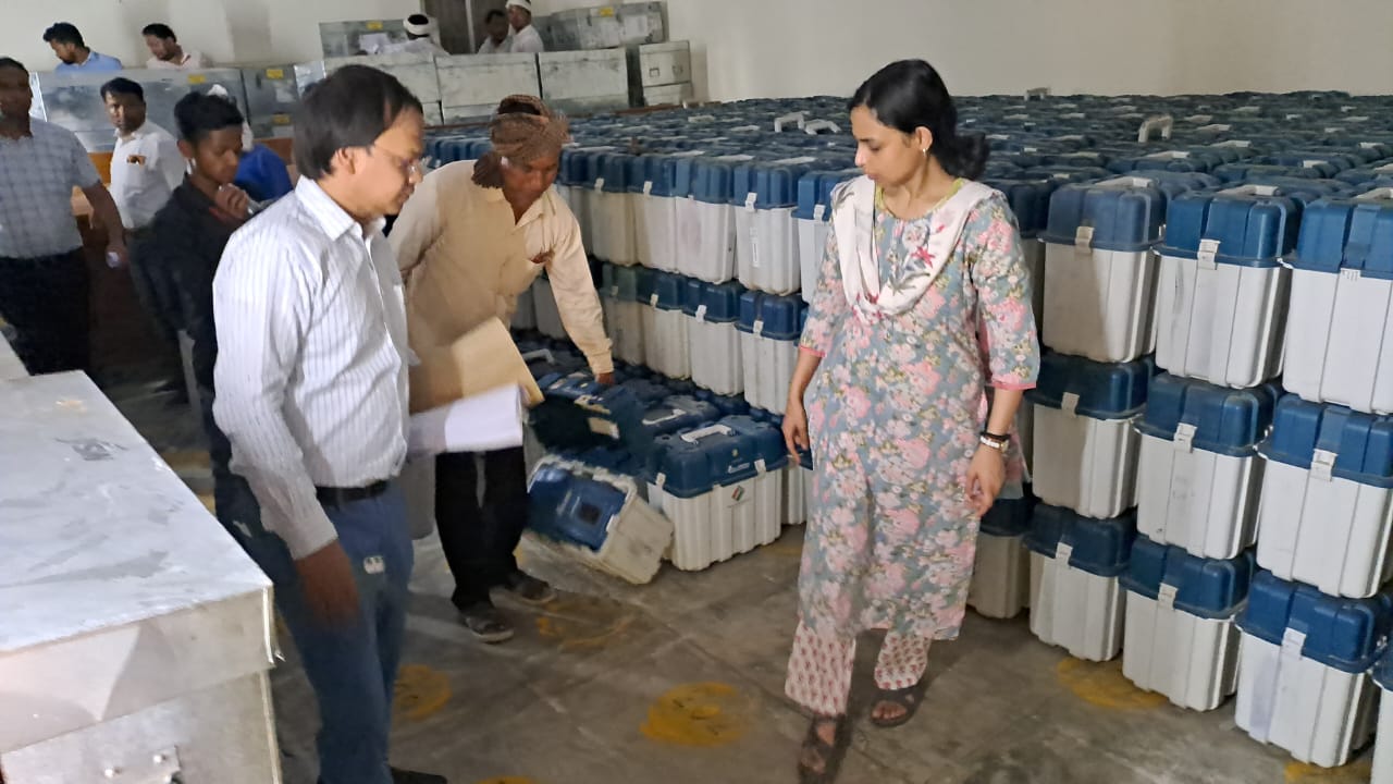 जिला निर्वाचन अधिकारी की अध्यक्षता में ईवीएम एवं वीवीपैट के कमीशनिंग कार्य हुआ प्रारम्भ