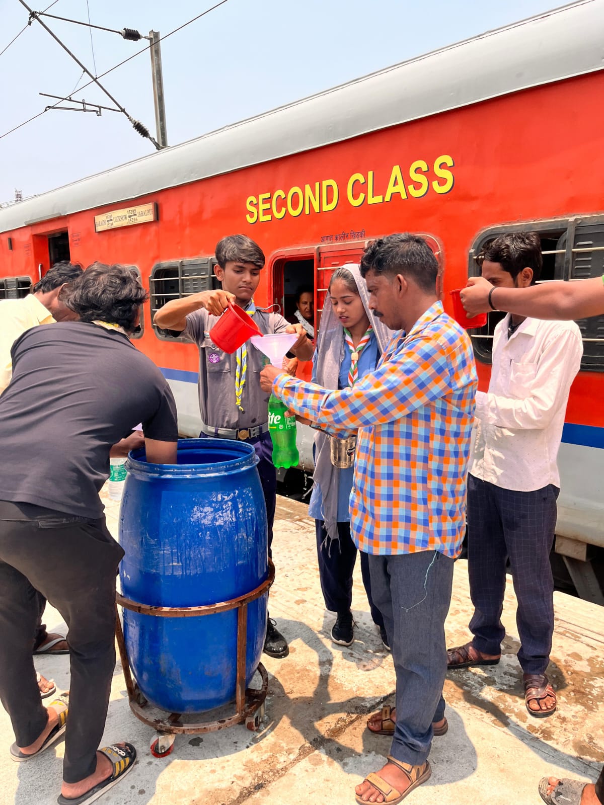 यात्रियों को उपलब्ध कराया गया निशुल्क जल
