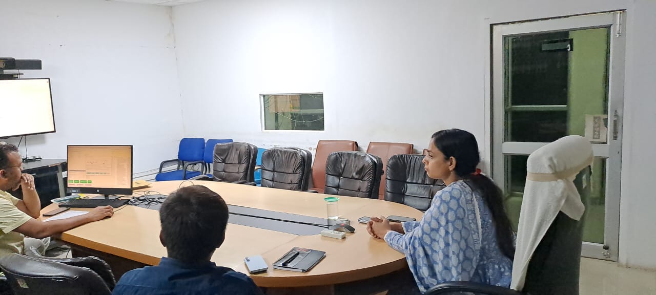 जिला निर्वाचन अधिकारी की अध्यक्षता में एन0आई0सी0 में सम्पन्न हुआ मतगणना में लगे कार्मिकों का प्रथम रैण्डमाइजेशन