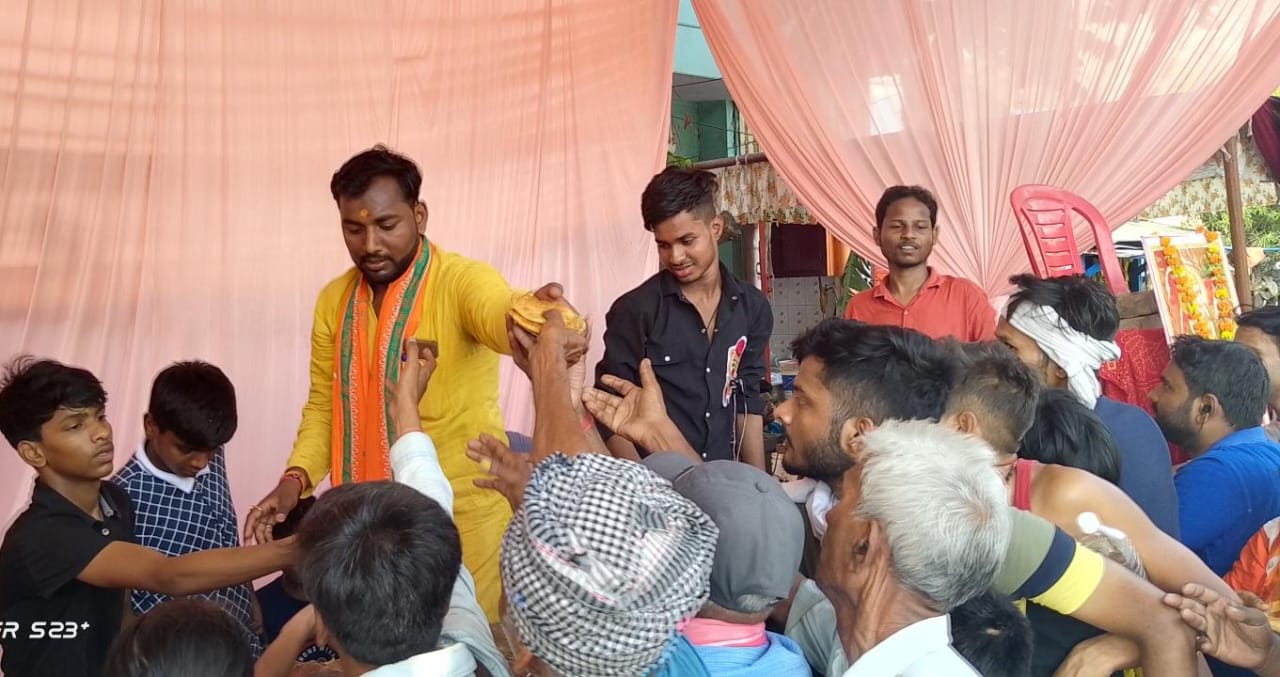 बड़े मंगल पर पूरी सब्जी के साथ फल आइसक्रीम भी बांटी गई