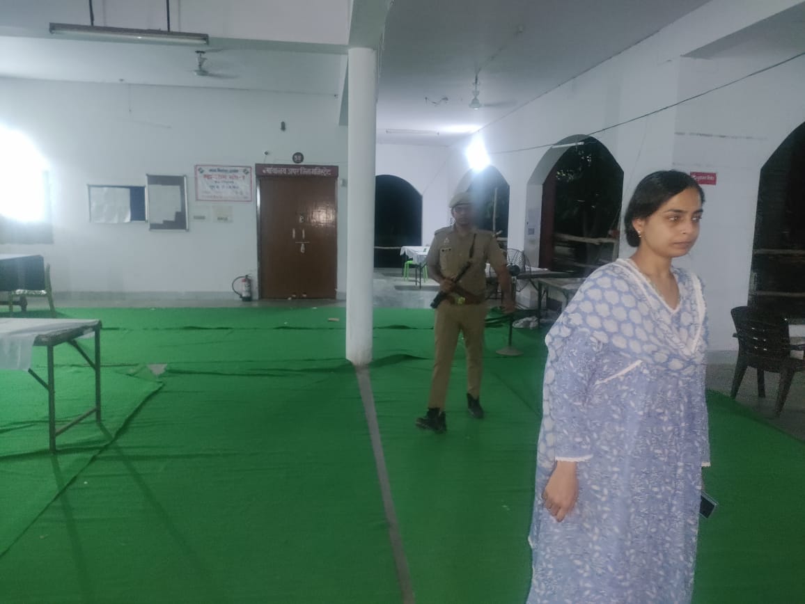 जिला निर्वाचन अधिकारी ने स्ट्रांगरूम का किया निरीक्षण, सी0सी0टी0वी0 कैमरों की जांच कर सुरक्षा व्यवस्था को परखा