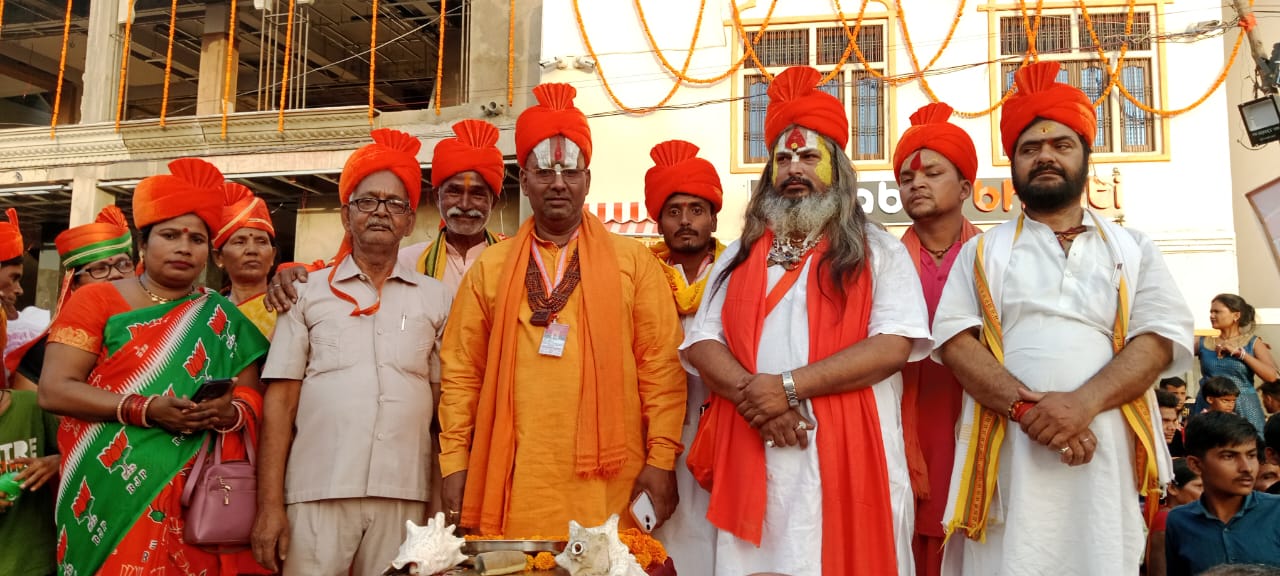 प्रधानमंत्री के स्वागत में संतों का उमडा सैलाब, पुष्प वर्षा कर किया स्वागत