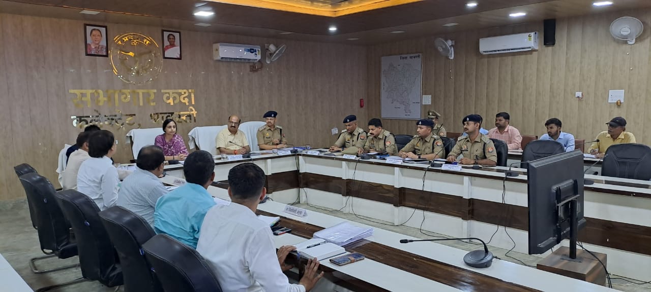 फ्री एण्ड फेयर ढंग से निर्वाचन को सम्पन्न करायें सम्बन्धित अधिकारीगण- प्रेक्षक