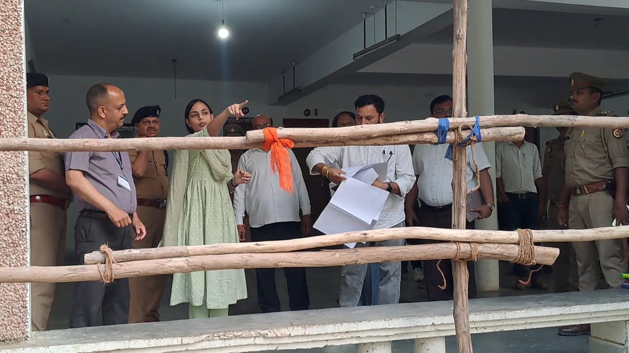 सामान्य प्रेक्षक एवं पुलिस प्रेक्षक ने स्ट्रांगरूम, पार्टी रवाना स्थल एवं ईवीएम वेयर हाउस का निरीक्षण कर लिया जायजा