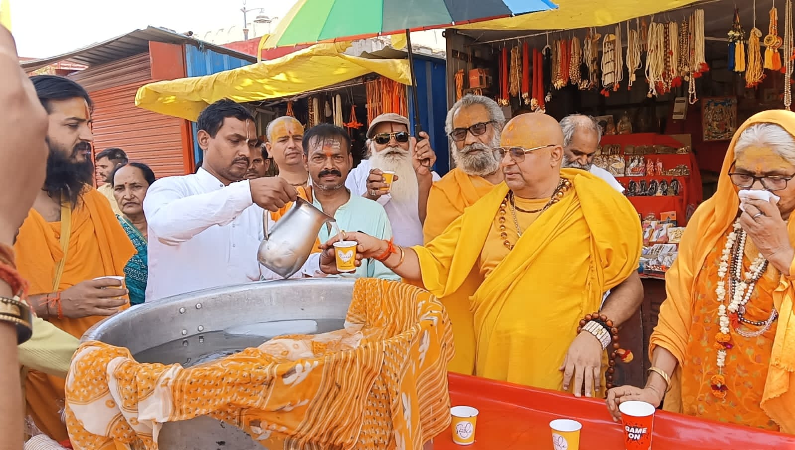 सब कुछ भगवान का है भगवान की सेवा में ही हम है  – महंत जन्मेजय शरणहनुमान जी की कृपा से हुआ प्रसाद वितरण का कार्यक्रम