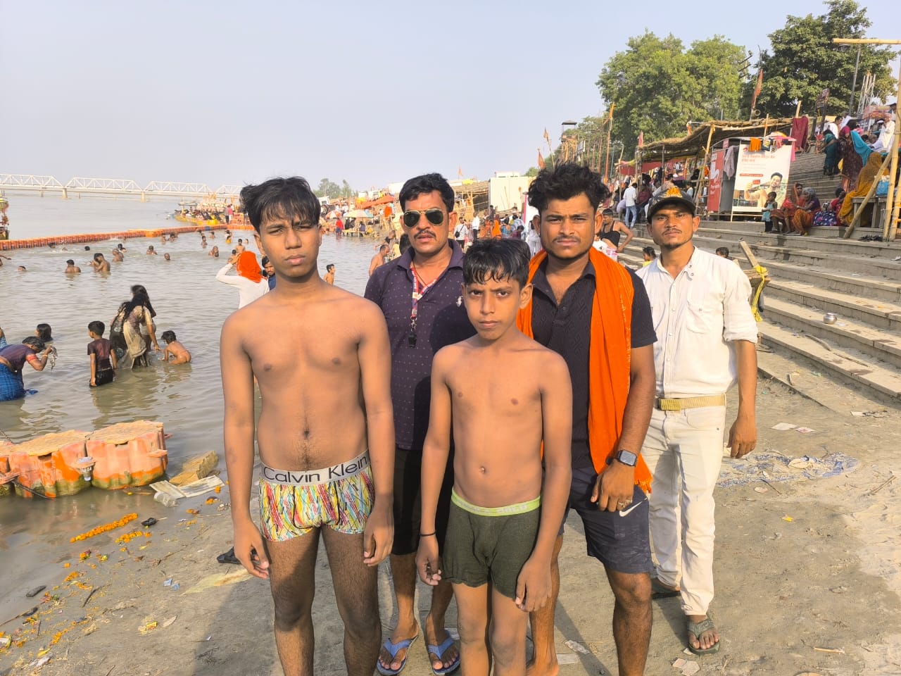 जल पुलिस ने बचाई युवकों की जान