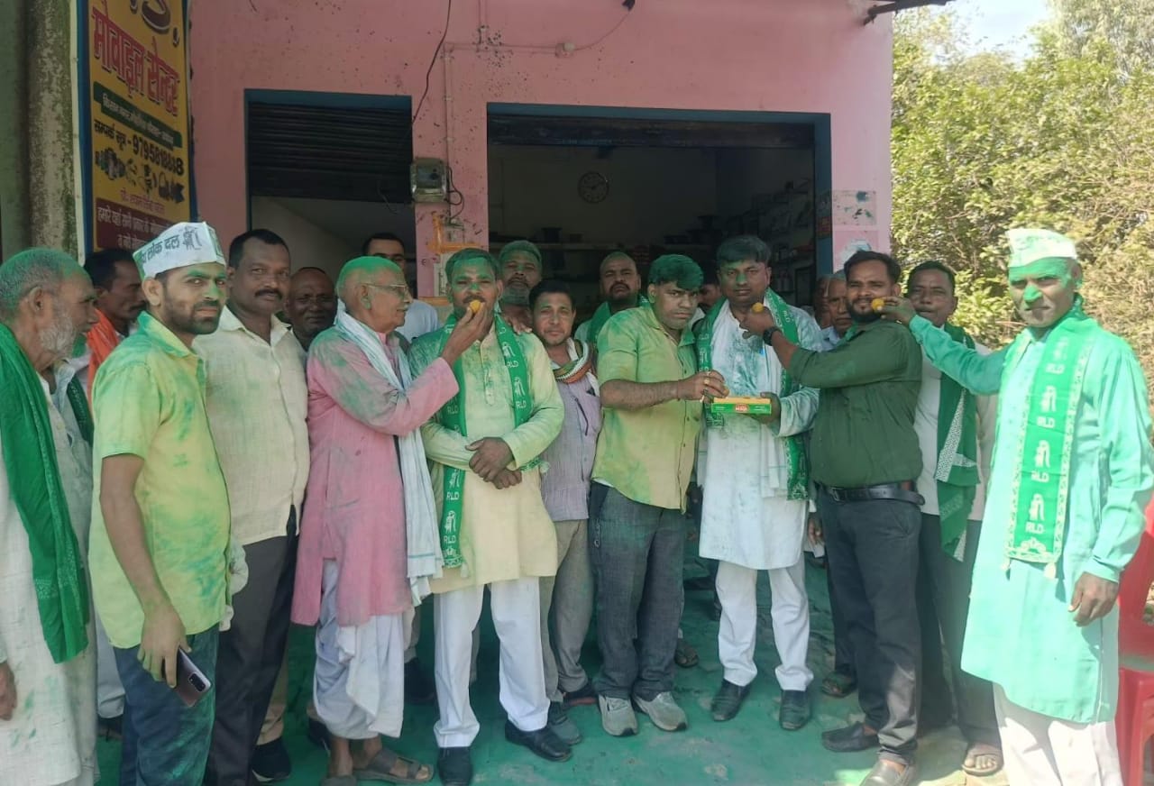 रालोद के कार्यकर्ताओं ने मोदी को पी0 एम0 बनने पर अबीर गुलाल उड़ाकर मनाया जश्न