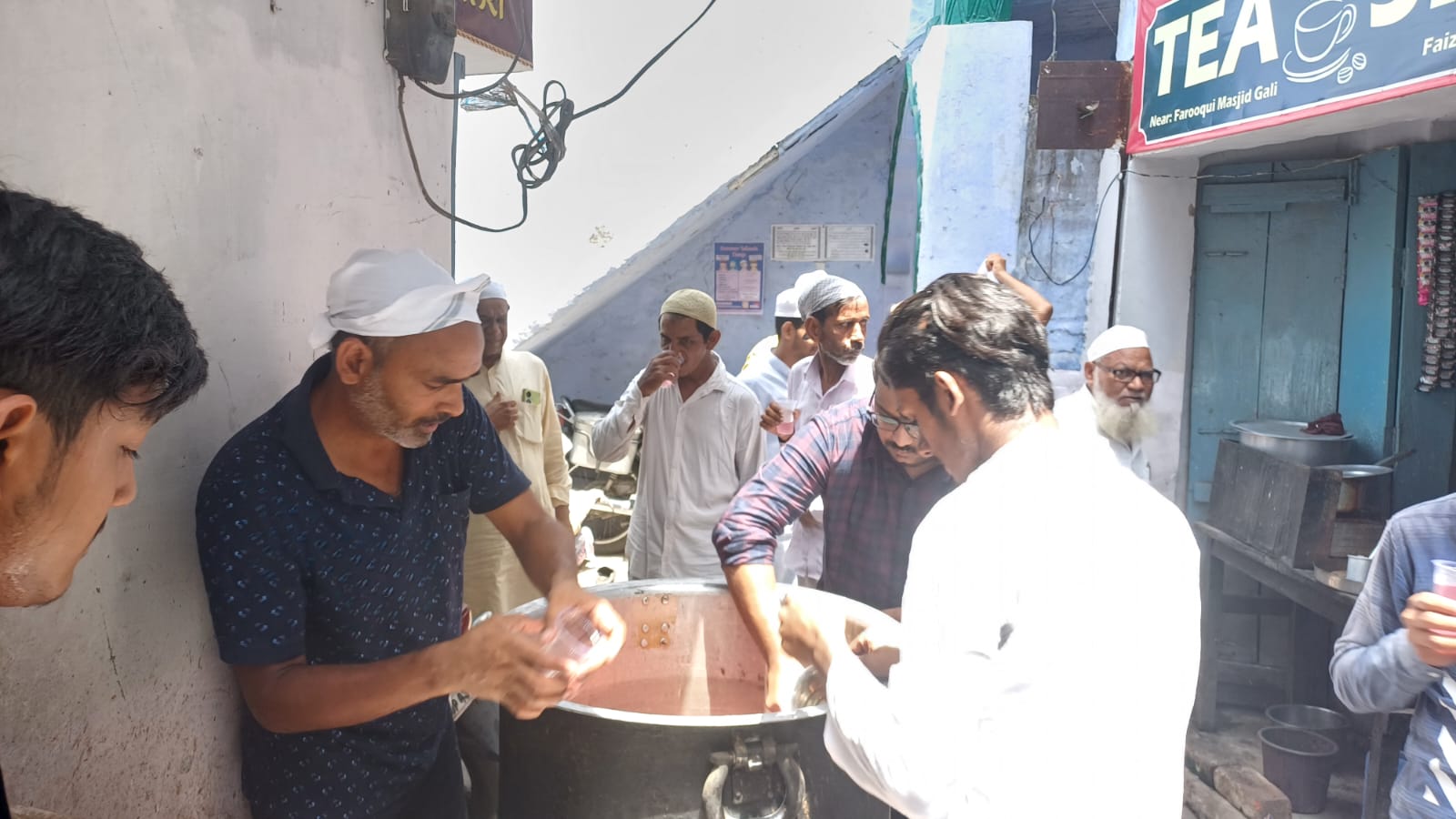 रकाबगंज फारूकी मस्जिद पर शरबत पिलाया गया