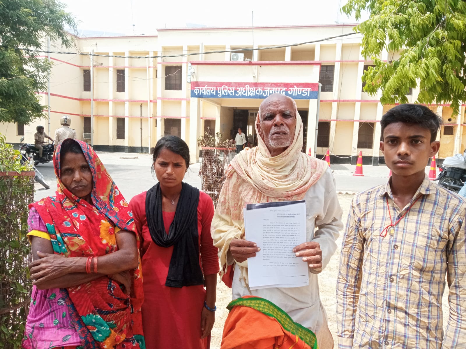 दबंगों ने गरीबों का तोड़ा आशियाना, दी जान से मारने की धमकी