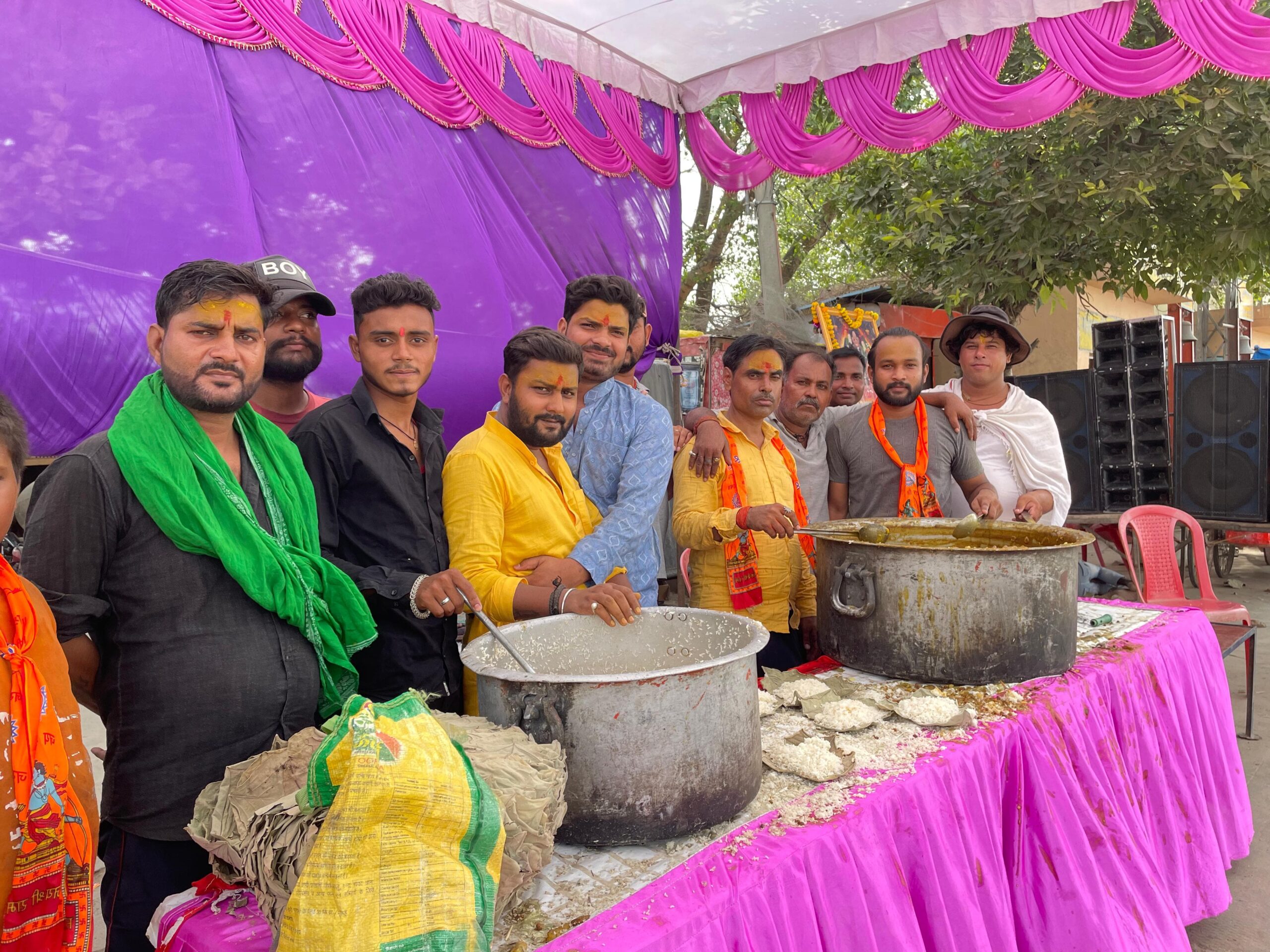 ज्येष्ठ माह के बड़े मंगल पर जय माँ सरयू फोटोग्राफर समिति के द्वारा हुआ विशाल भंडारा