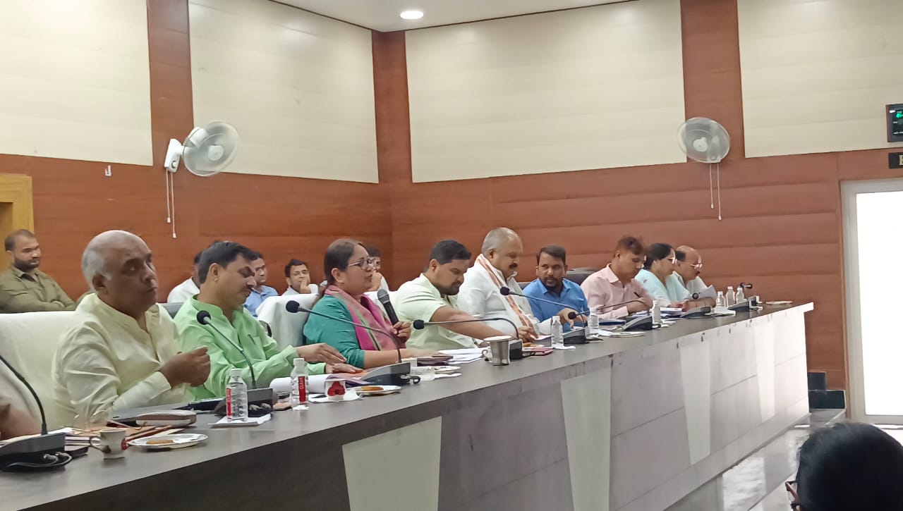 जनप्रतिनिधियों की उपस्थिति में हुई बाढ़ राहत व बचाव कार्य की समीक्षा