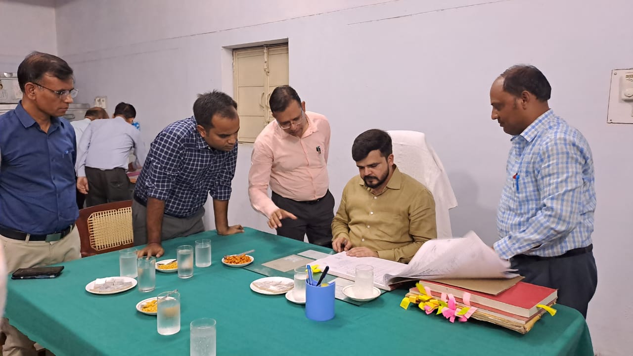 नवागन्तुक जिलाधिकारी ने किया कार्यभार ग्रहण